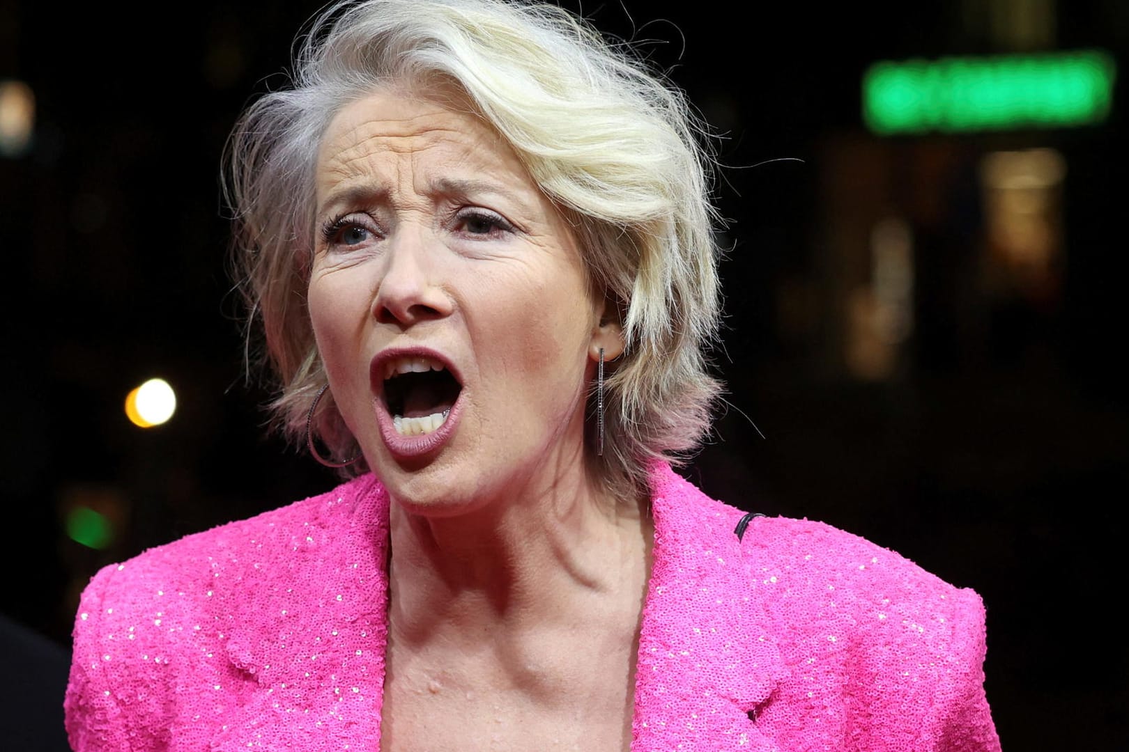 Emma Thompson ruft vom roten Teppich bei der Berlinale Umstehenden zu: Die Schauspielerin thematisiert die weibliche Sexualität.