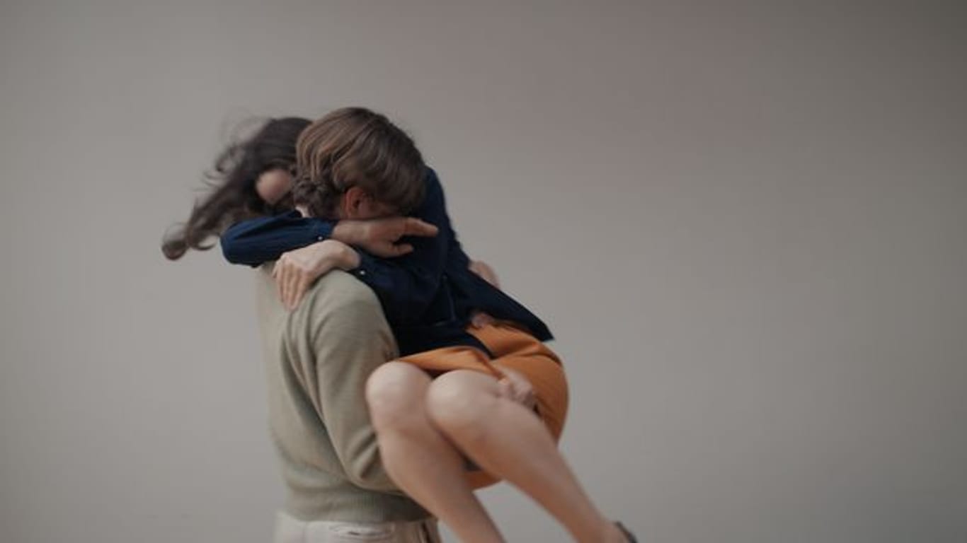 Milan Herms (l) und Sophie Rois in einer Szene des Films "A E I O U - Das schnelle Alphabet der Liebe".