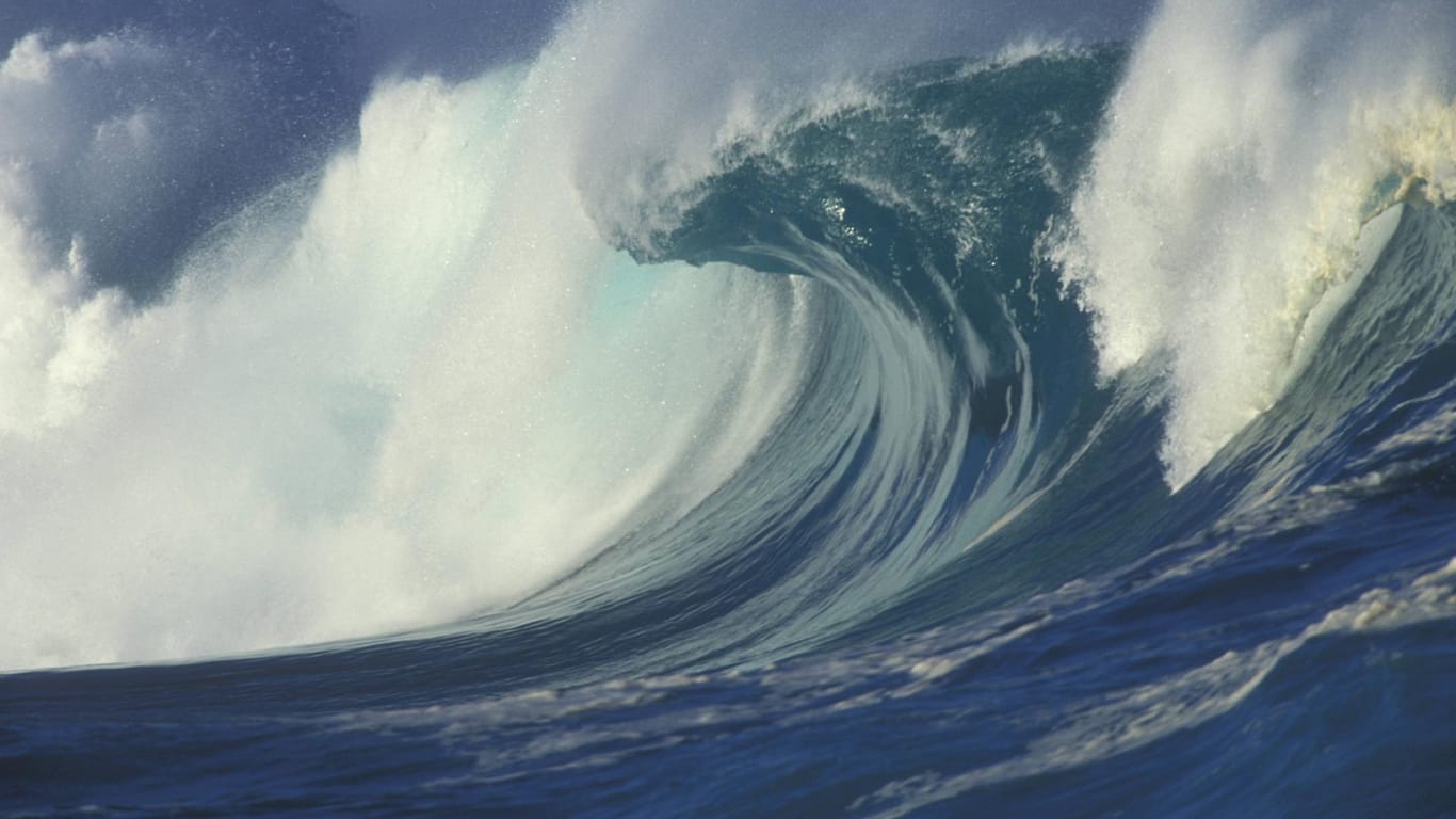 Eine Welle überschlägt sich im Meer (Symbolbild): Monsterwellen sind mindestens zweimal so hoch wie die sie umgebenden Kämme.