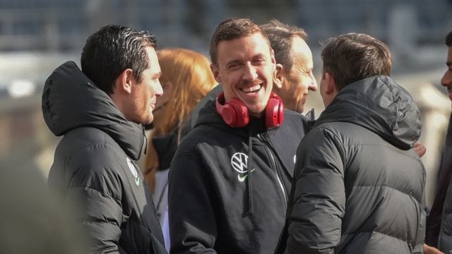 Max Kruse (M) spielt jetzt wieder für den VfL Wolfsburg.