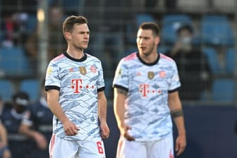 Münchens Joshua Kimmich (l) und Niklas Süle stehen enttäuscht auf dem Platz.