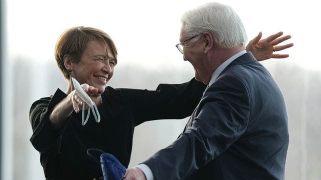 Lass Elke Büdenbender gratuliert ihrem Mann und Bundespräsidenten Frank-Walter Steinmeier zur Wiederwahl. Lass Elke Büdenbender gratuliert ihrem Mann und Bundespräsidenten Frank-Walter Steinmeier zur Wiederwahl.