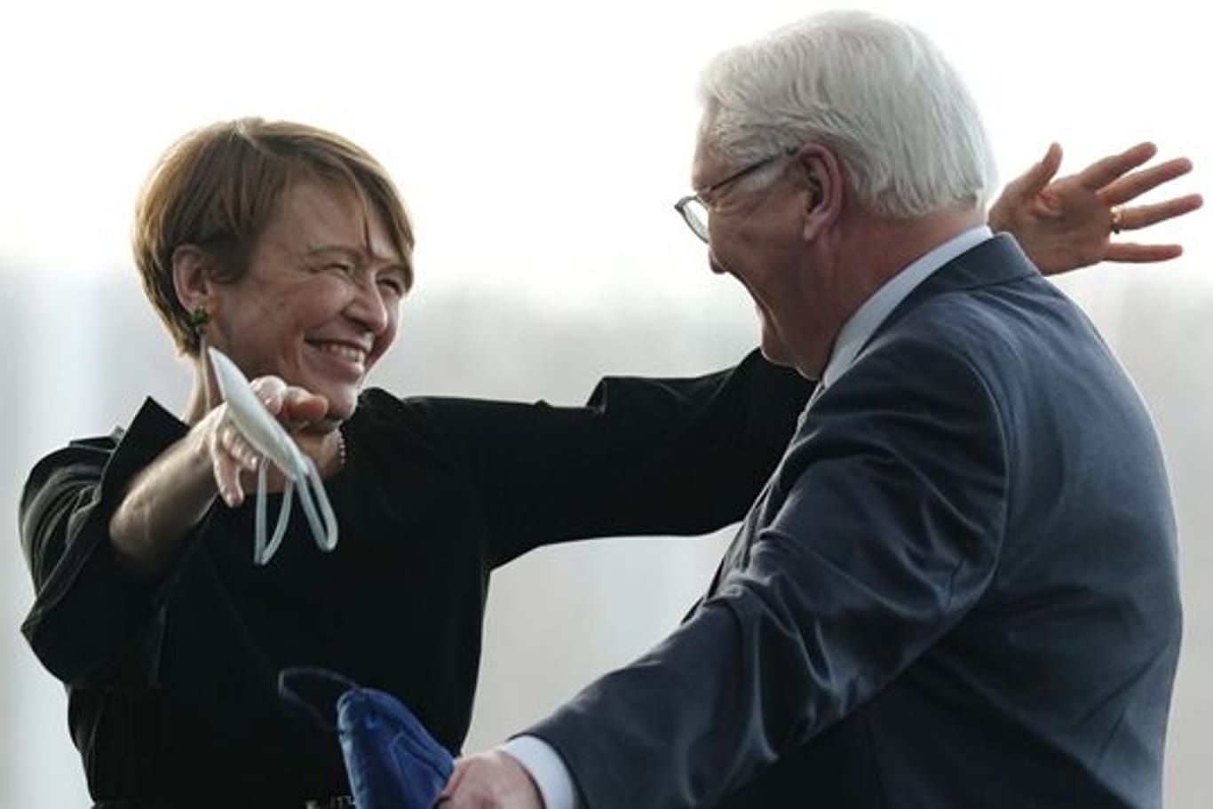 Lass Elke Büdenbender gratuliert ihrem Mann und Bundespräsidenten Frank-Walter Steinmeier zur Wiederwahl.