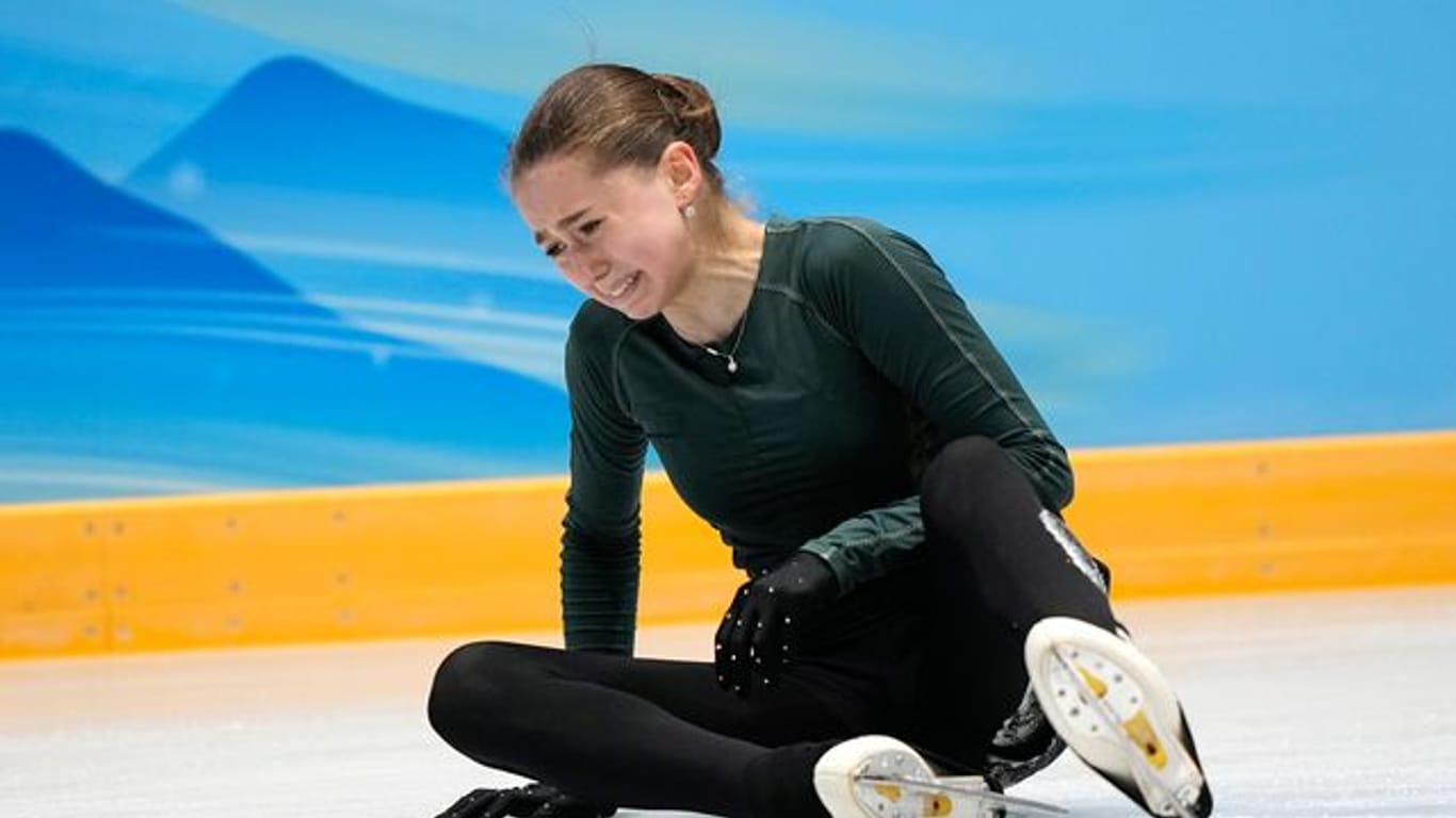 Die russische Eiskunstläuferin Kamila Walijewa sitzt auf dem Eis und weint nach einem Sturz.