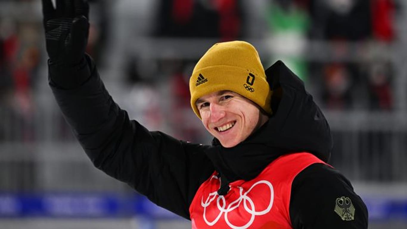 Skispringer Karl Geiger freut sich auf den Teamwettkampf.