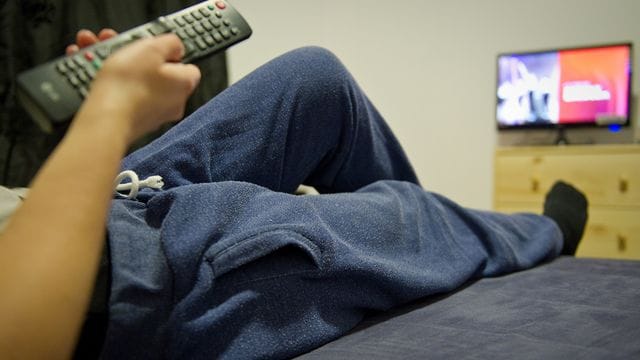 Relaxen auf der Couch in einer Jogginghose. Relaxen auf der Couch in einer Jogginghose.
