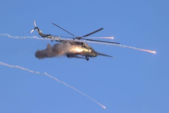 Ein Helikopter feuert Raketen bei einer gemeinsamen russisch-belarussischen Militärübung: "Die Ukraine ist nur der Anfang."