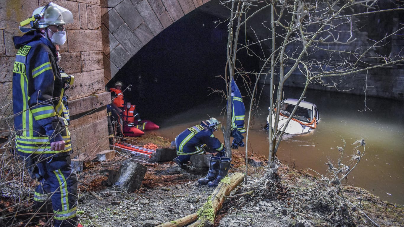 Der Pkw liegt im Fluss: Die Mauer der Brücke war bereits beschädigt – vermutlich von einem vorherigen Crash.