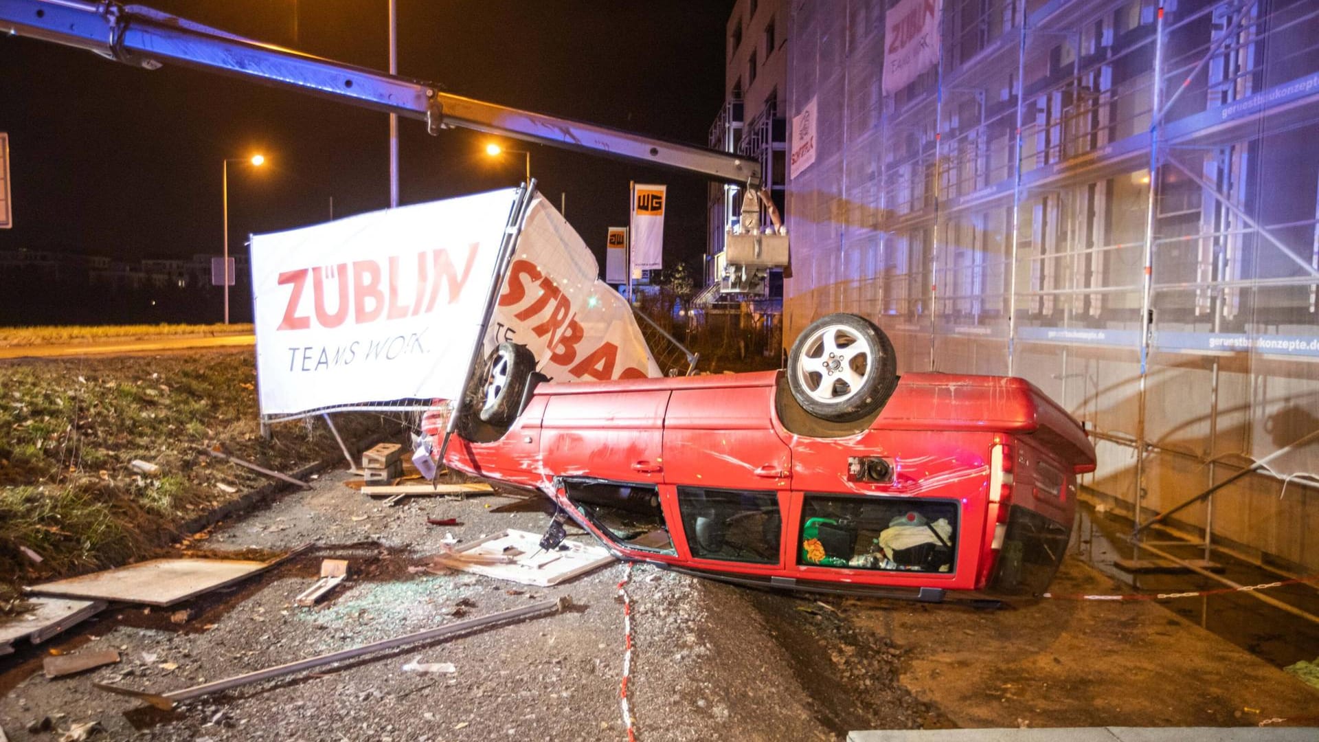 Das Unfallfahrzeug liegt auf dem Dach: Der Fahrer hatte die Kontrolle über seinen Wagen verloren. Das Unfallfahrzeug liegt auf dem Dach: Der Fahrer hatte die Kontrolle über seinen Wagen verloren.