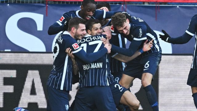 Die Spieler des VfL Bochum feiern den Coup gegen den FC Bayern München. Die Spieler des VfL Bochum feiern den Coup gegen den FC Bayern München.
