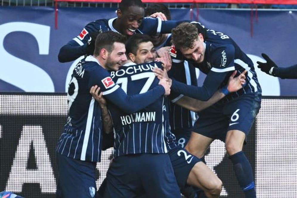 Die Spieler des VfL Bochum feiern den Coup gegen den FC Bayern München.