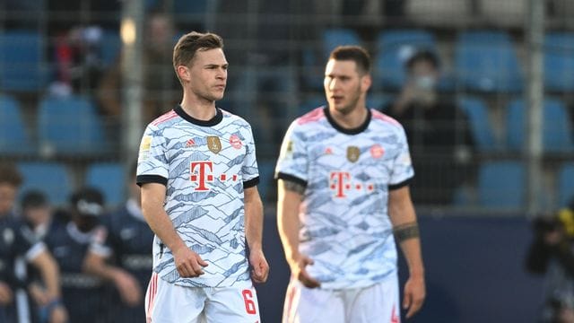 Joshua Kimmich (l) war nach der Niederlage des FC Bayern richtig sauer. Joshua Kimmich (l) war nach der Niederlage des FC Bayern richtig sauer.