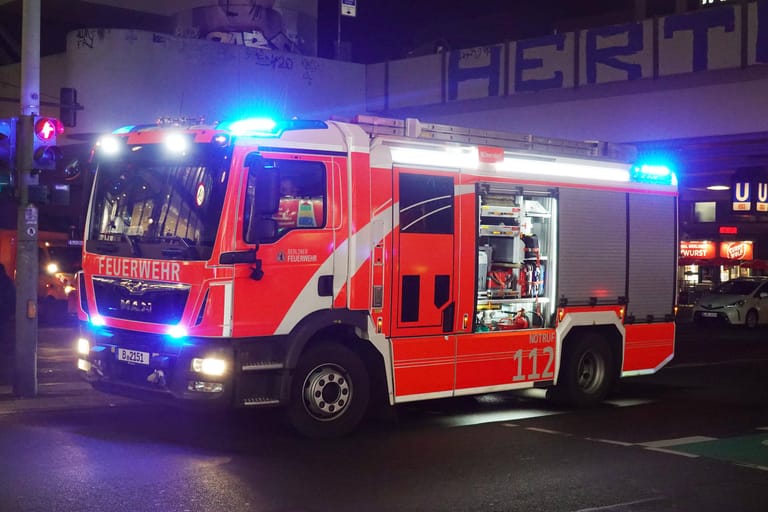 Ein Löschwagen der Feuerwehr Berlin im Einsatz (Symbolbild): In Charlottenburg kam eine Frau bei einem Brand ums Leben.