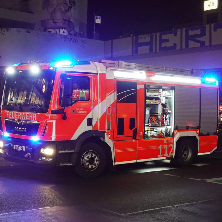 Ein Löschwagen der Feuerwehr Berlin im Einsatz (Symbolbild): In Charlottenburg kam eine Frau bei einem Brand ums Leben.