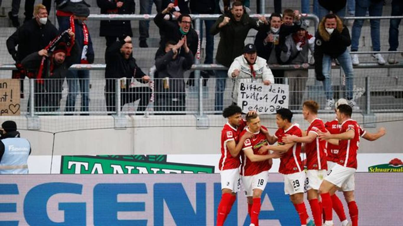 Die Spieler des SC Freiburg bejubeln das Tor von Nils Petersen (2.