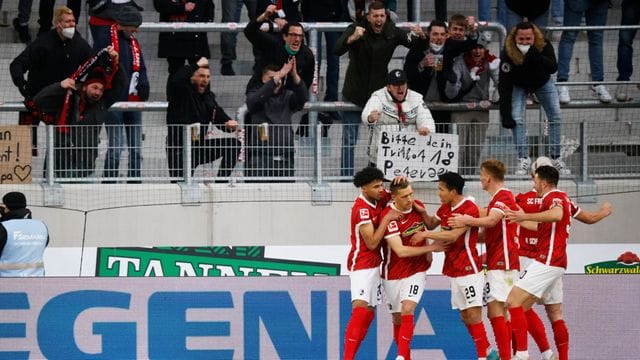 Die Spieler des SC Freiburg bejubeln das Tor von Nils Petersen (2. Die Spieler des SC Freiburg bejubeln das Tor von Nils Petersen (2.