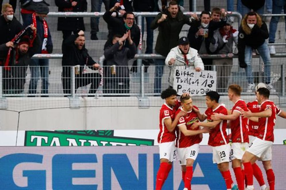 Die Spieler des SC Freiburg bejubeln das Tor von Nils Petersen (2.