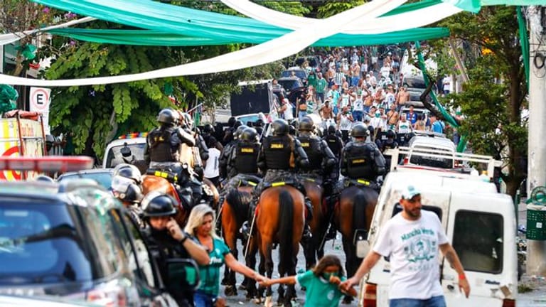 Betrittene Polizisten treiben Fans des Fußballclubs Palmeiras auseinander.