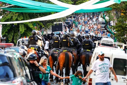 Betrittene Polizisten treiben Fans des Fußballclubs Palmeiras auseinander.