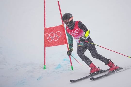 Kam mit über einer Minute Rückstand auf den Sieger beim Riesenslalom ins Ziel: Benjamin Alexander aus Jamaika in Aktion.