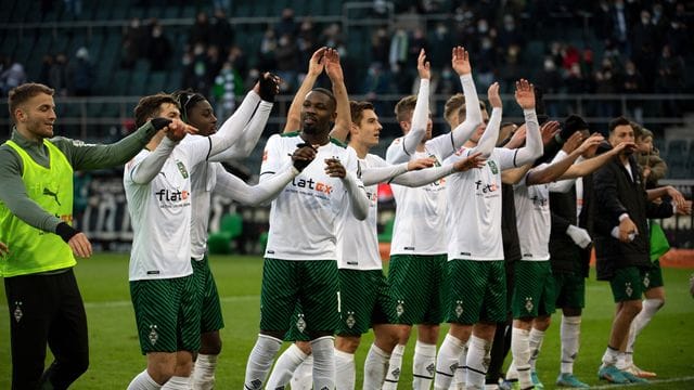 Nach dem Heimsieg gegen den FC Augsburg können die Gladbacher Spieler befreit mit den Fans feiern. Nach dem Heimsieg gegen den FC Augsburg können die Gladbacher Spieler befreit mit den Fans feiern.