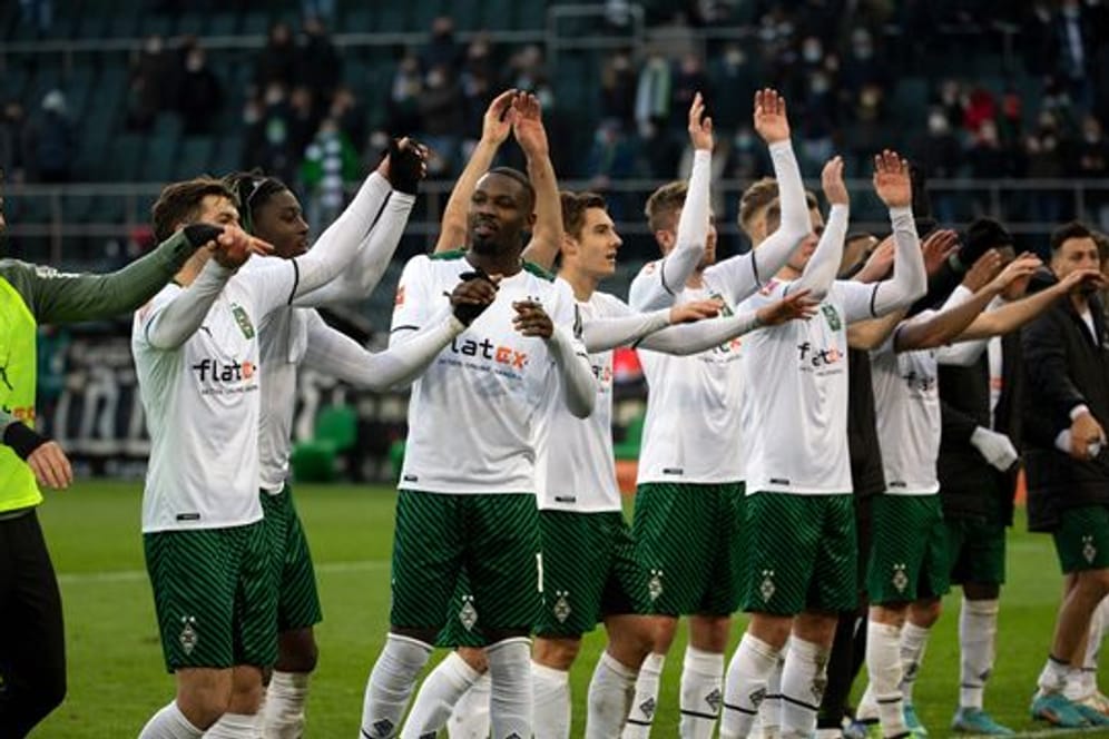 Nach dem Heimsieg gegen den FC Augsburg können die Gladbacher Spieler befreit mit den Fans feiern.