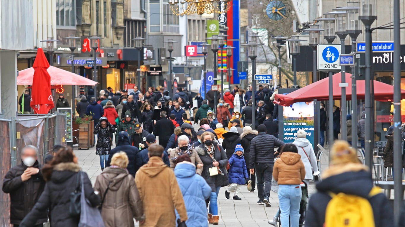 Menschenmengen in der Essener Innenstadt: Geht Shopping bald ohne 2G?