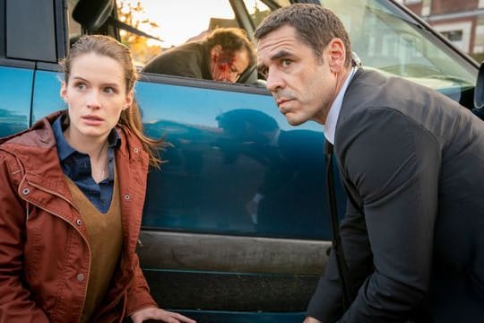 Fiona (Marlene Tanczik) und ihr Beschützer Jan (Tobias Oertel) in einer Szene des TV-Thrillers "Der Beschützer".