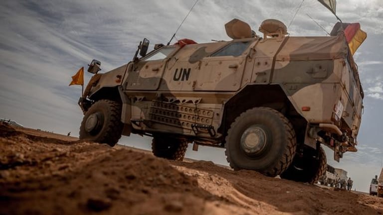 Ein Fahrzeug der Bundeswehr am Flughafen nahe des Stützpunktes im Norden Malis.