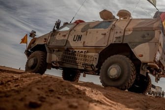Ein Fahrzeug der Bundeswehr am Flughafen nahe des Stützpunktes im Norden Malis.