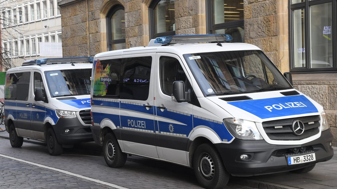 Wagen der Bremer Polizei (Symbolbild): Die Beamten suchen Videomaterial von dem Abend.