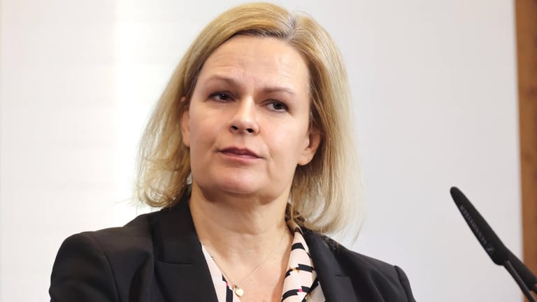 Nancy Faeser (SPD): Die Bundesinnenministerin fordert die Umsetzung der Teil-Impfpflicht in Bayern.