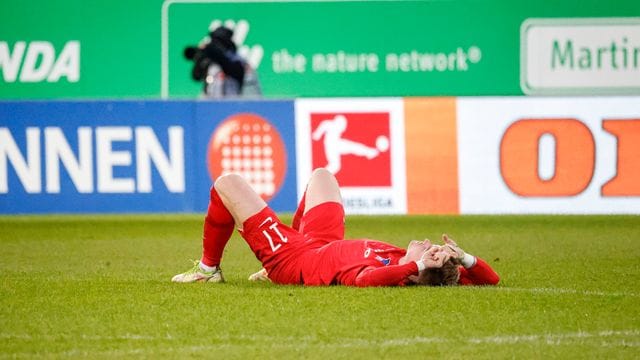 Liegt nach dem 1:2 in Fürth enttäuscht am Boden: Maximilian Mittelstädt. Liegt nach dem 1:2 in Fürth enttäuscht am Boden: Maximilian Mittelstädt.