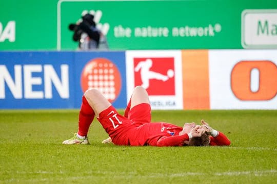 Liegt nach dem 1:2 in Fürth enttäuscht am Boden: Maximilian Mittelstädt.