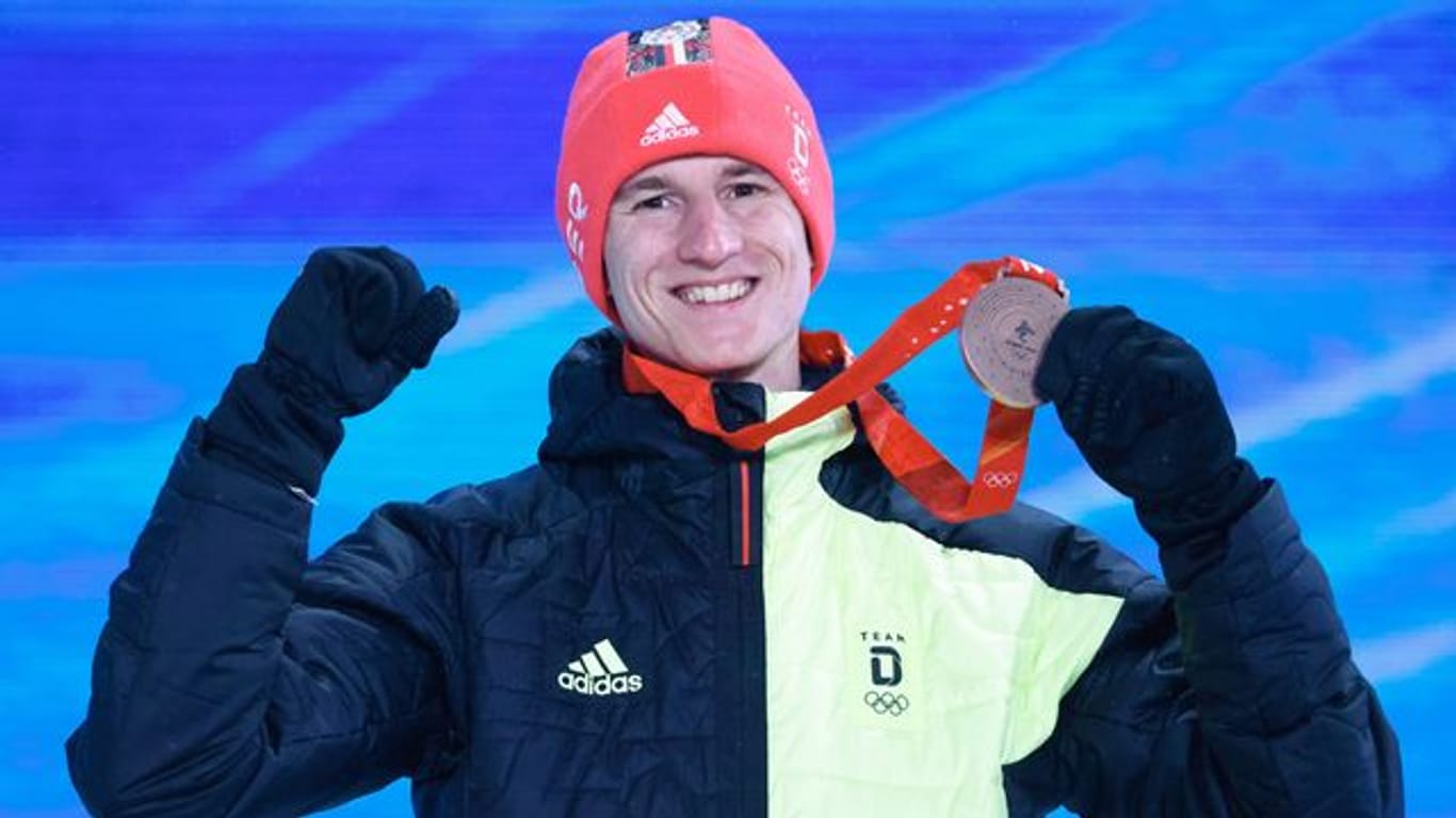 Bronze von der Großschanze, aber die Disqualifikationen beim Mixed-Wettbewerb noch nicht abgehakt: Karl Geiger.