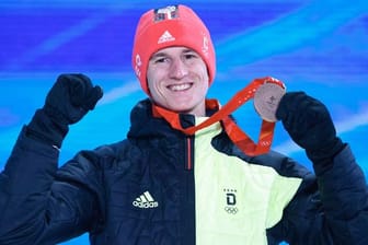 Bronze von der Großschanze, aber die Disqualifikationen beim Mixed-Wettbewerb noch nicht abgehakt: Karl Geiger.