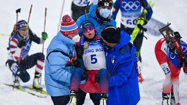 Die Norwegerin Ingrid Landmark Tandrevold wird nach ihrem Zusammenbruch von Helfern geborgen.