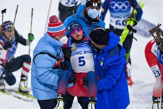 Die Norwegerin Ingrid Landmark Tandrevold wird nach ihrem Zusammenbruch von Helfern geborgen.