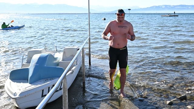 Blauer Himmel, aber eiskaltes Wasser: Der Extremschwimmer Paul Bieber hat sich am Sonntag dennoch ins Wasser gewagt. Blauer Himmel, aber eiskaltes Wasser: Der Extremschwimmer Paul Bieber hat sich am Sonntag dennoch ins Wasser gewagt.