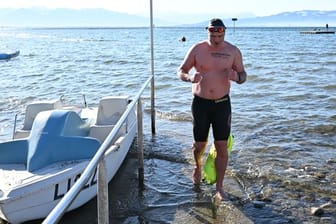 Blauer Himmel, aber eiskaltes Wasser: Der Extremschwimmer Paul Bieber hat sich am Sonntag dennoch ins Wasser gewagt.