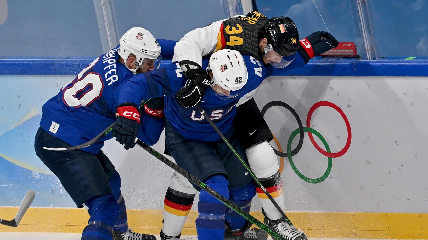 Tom Kühnhackl (hinten) gegen die US-Amerikaner Aaron Ness (Mitte) und Steven Kampfer: Die Teams schenken sich nichts.