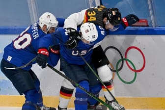 Tom Kühnhackl (hinten) gegen die US-Amerikaner Aaron Ness (Mitte) und Steven Kampfer: Die Teams schenken sich nichts.