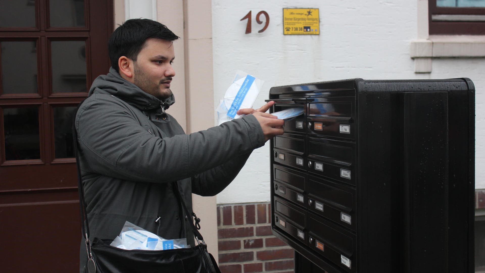 Danny Can-Naique beim Verteilen von FFP2-Masken: Einen Stapel davon hat er immer dabei – inklusive daran befestigter Visitenkarte.