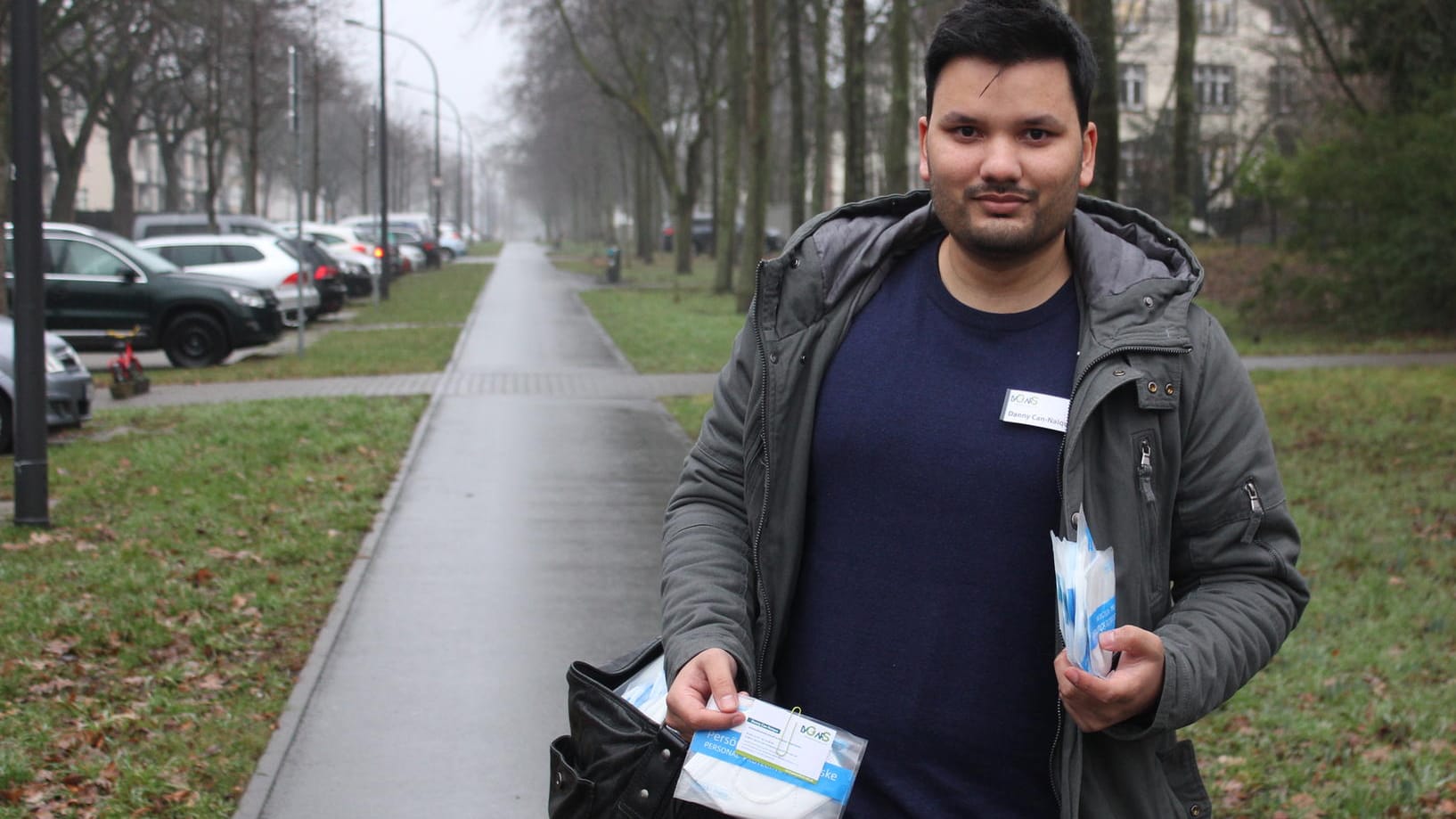 Danny Can-Naique unterwegs im Bremer Ortsteil Huckelriede: Der 34-Jährige hat hier einmal selbst gelebt.