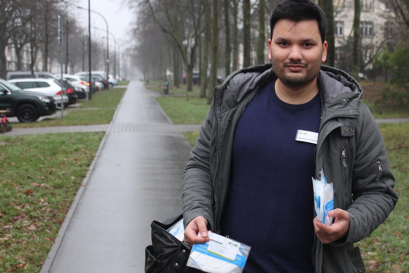 Danny Can-Naique unterwegs im Bremer Ortsteil Huckelriede: Der 34-Jährige hat hier einmal selbst gelebt.