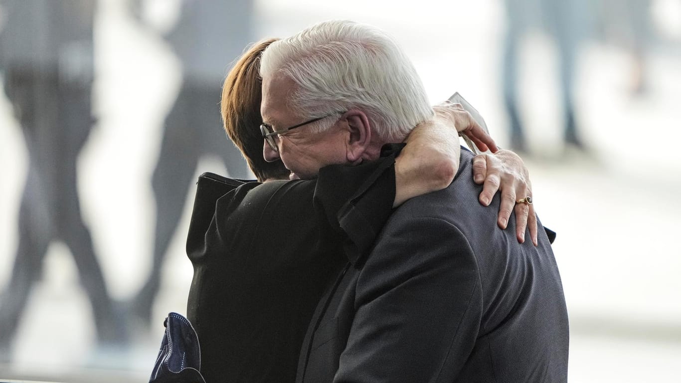 Elke Büdenbender, Frau des Bundespräsidenten Frank-Walter Steinmeier, gratuliert ihrem Mann zur Wiederwahl.