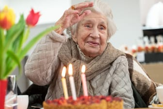 Mina Hehn feiert in einem Café ihren 109. Geburtstag: Die Uroma hatte über Weihnachten eine schwere Covid-19-Erkrankung überstanden.