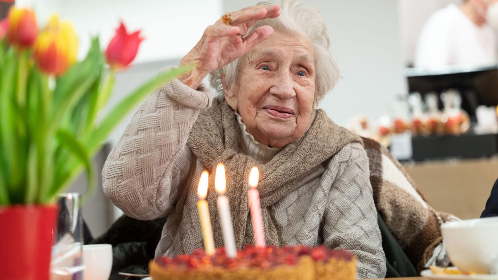 Mina Hehn feiert in einem Café ihren 109. Geburtstag: Die Uroma hatte über Weihnachten eine schwere Covid-19-Erkrankung überstanden. Mina Hehn feiert in einem Café ihren 109. Geburtstag: Die Uroma hatte über Weihnachten eine schwere Covid-19-Erkrankung überstanden.