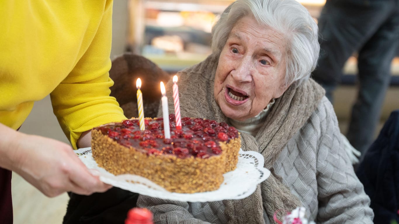 Mina Hehn blickt auf ihren Geburtstagskuchen in Herzform: Ihren 109. Geburtstag durfte die Stuttgarterin in diesem Jahr wieder mit ihren Kindern, Enkeln und Urenkeln feiern.