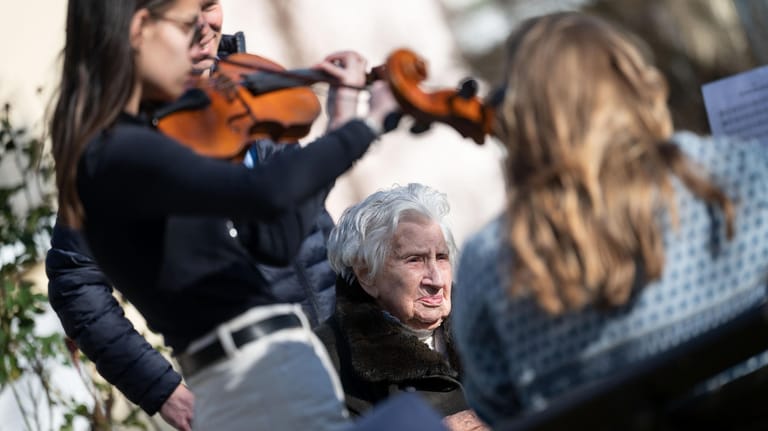 Mina Hehn hört einem Geburtstagsständchen zu: "Sterben ist ein Muss", weiß die Seniorin.